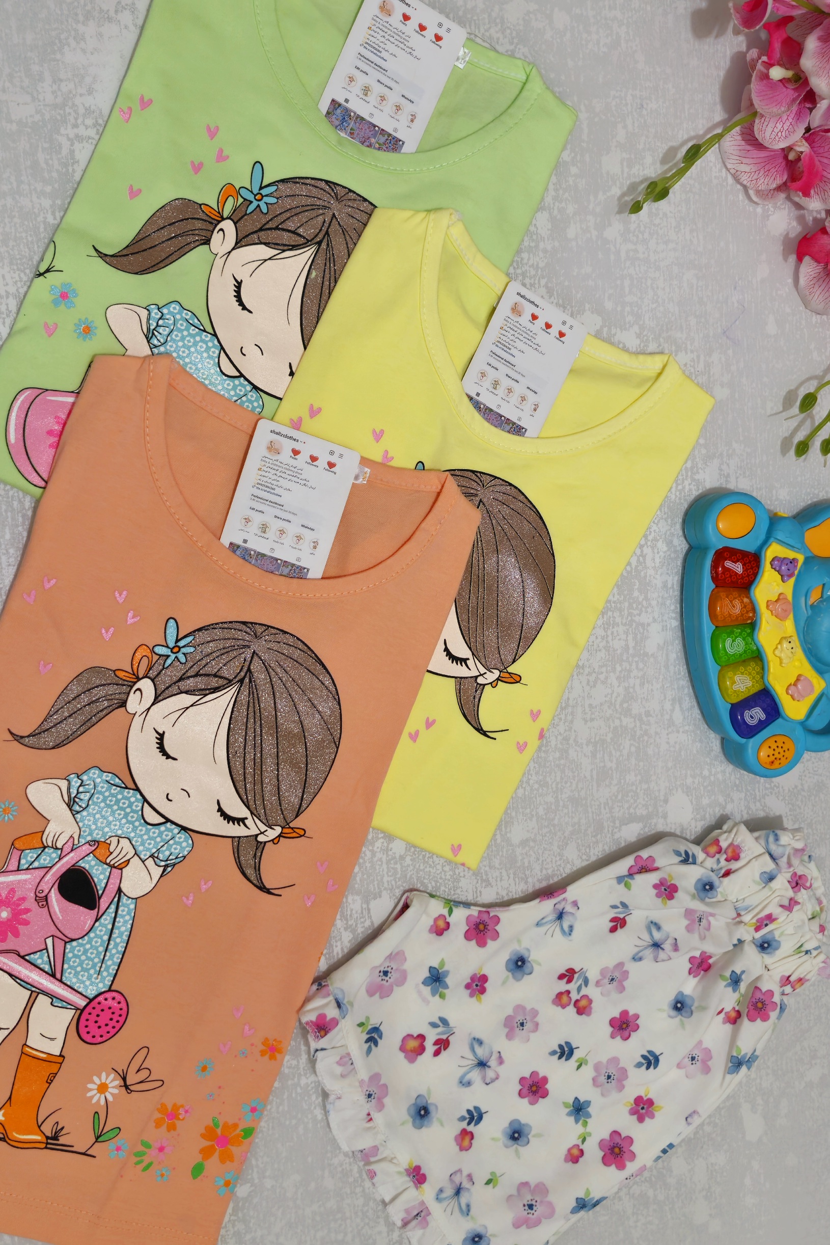 تیشرت  طرح دختر آب پاش با شلوارک گل گلی